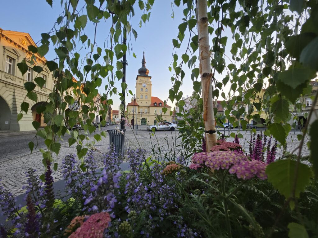 Náměstí Svobody s Žateckou radnicí
