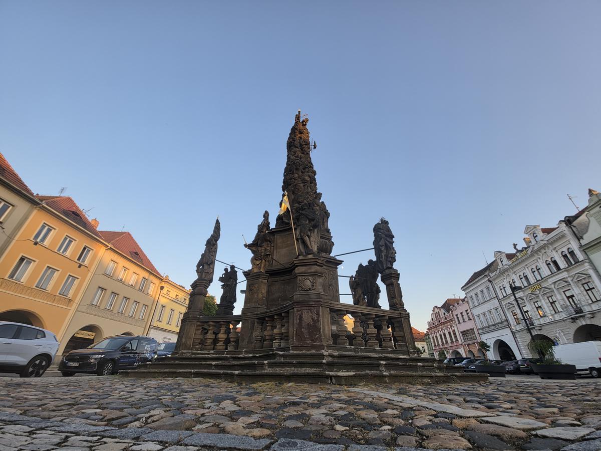 Žatec: Sloup Nejsvětější Trojice – dík za odvrácený mor uprostřed náměstí